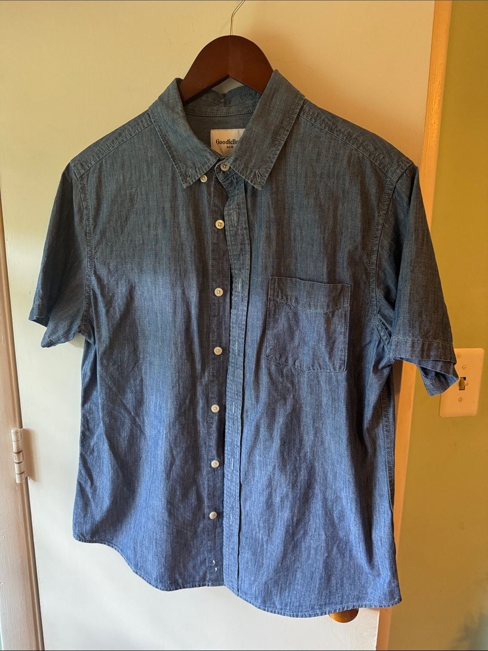 Goodthreads Short-Sleeve Chambray Button-Down Shirt in Blue